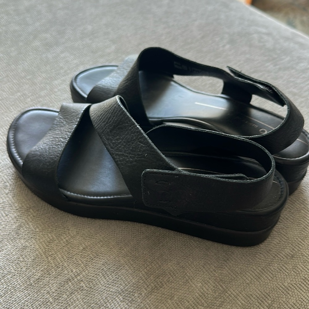 Ecco 39/8 Two Strap Black Sandal